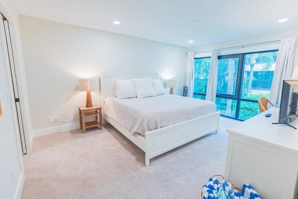 Breezy Beachside Views! Heated Pool & Pickleball! Apartment in Holmes Beach