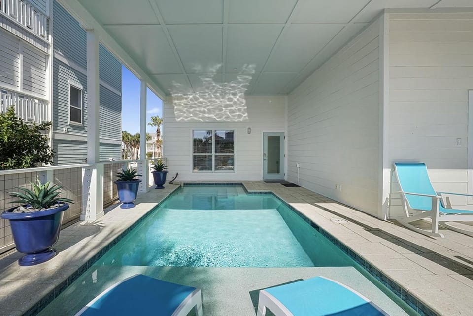 Coral Shores - Huge Beach House with an Ocean View & Private Covered Pool House in Destin