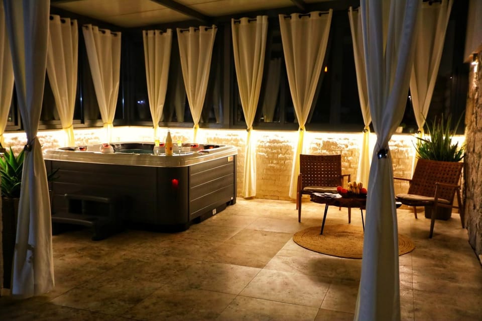 Hot Tub, Seating area
