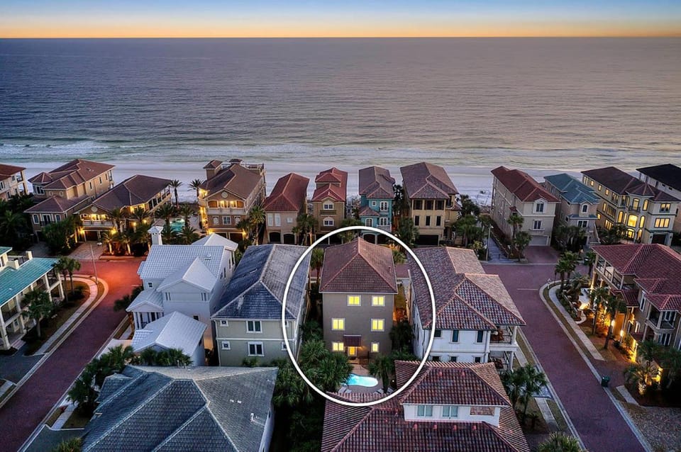 Costa Del Mar - Near the Beach with an Ocean View & Private Pool Area House in Destin