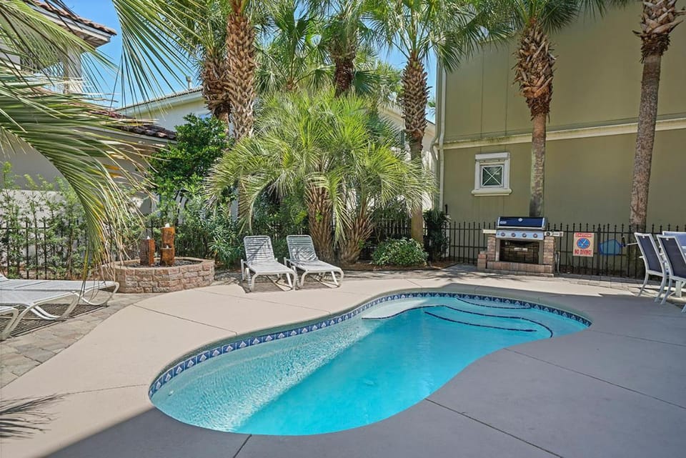 Costa Del Mar - Near the Beach with an Ocean View & Private Pool Area House in Destin