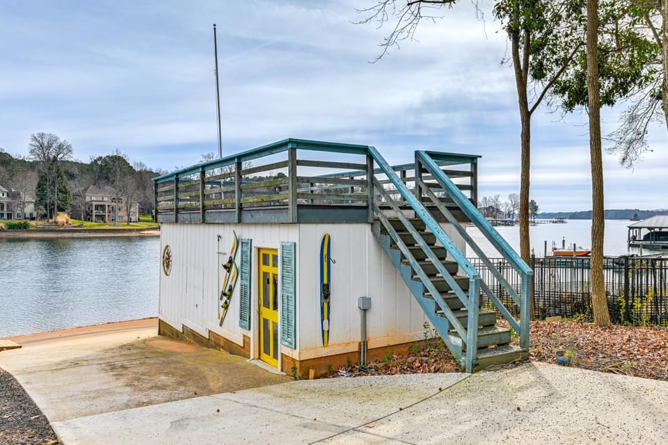 Boat Dock & Game Room: Waterfront Lake Norman Gem House in Lake Norman