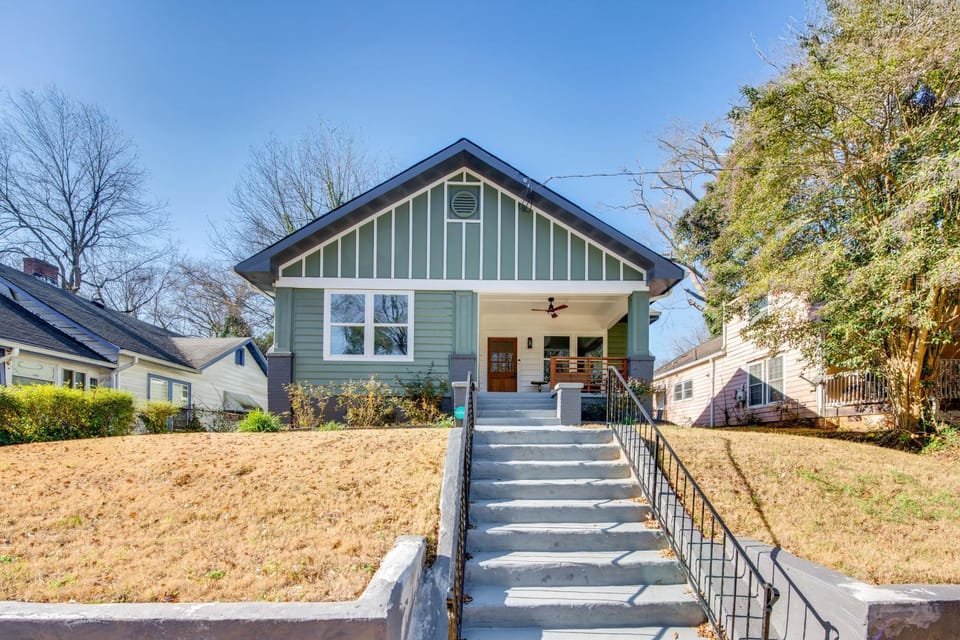 < 4 Mi to Mercedes-Benz: Modern West End ATL Stay House in Atlanta