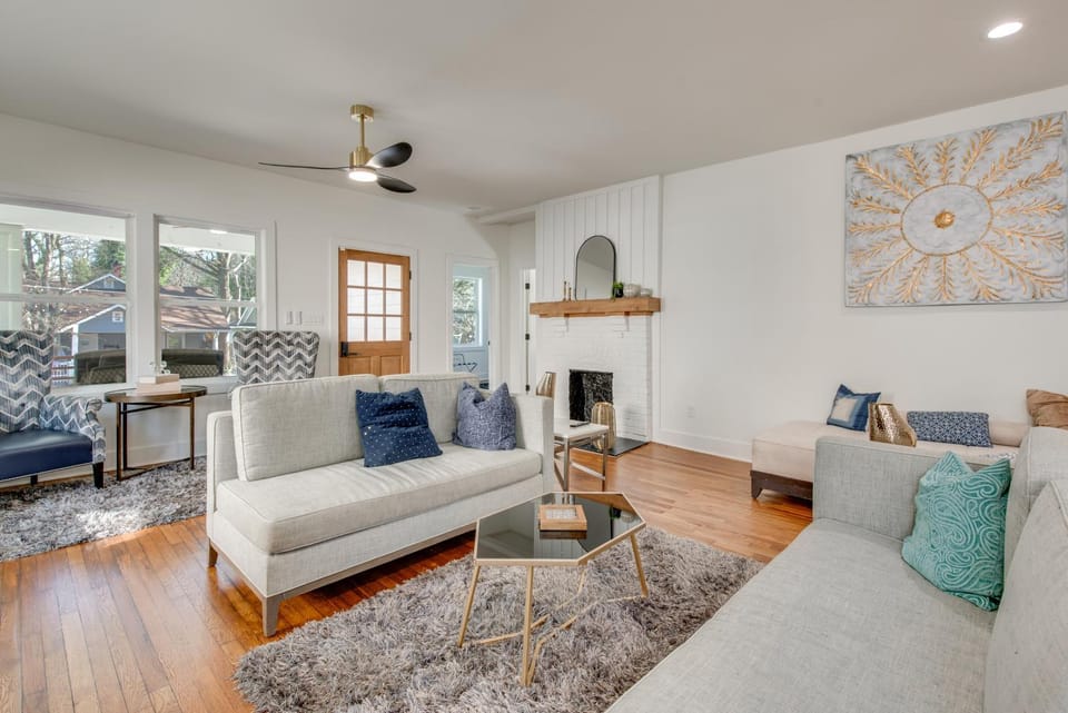 < 4 Mi to Mercedes-Benz: Modern West End ATL Stay House in Atlanta