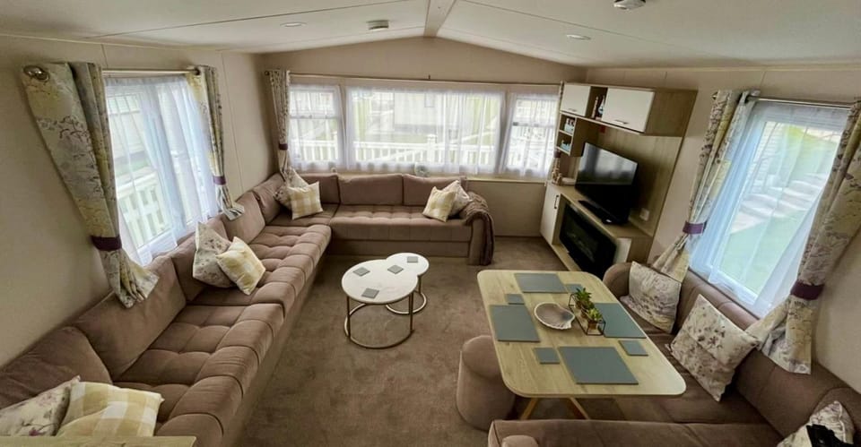 Communal lounge/ TV room, TV and multimedia, Living room, Seating area, Dining area, Evening entertainment