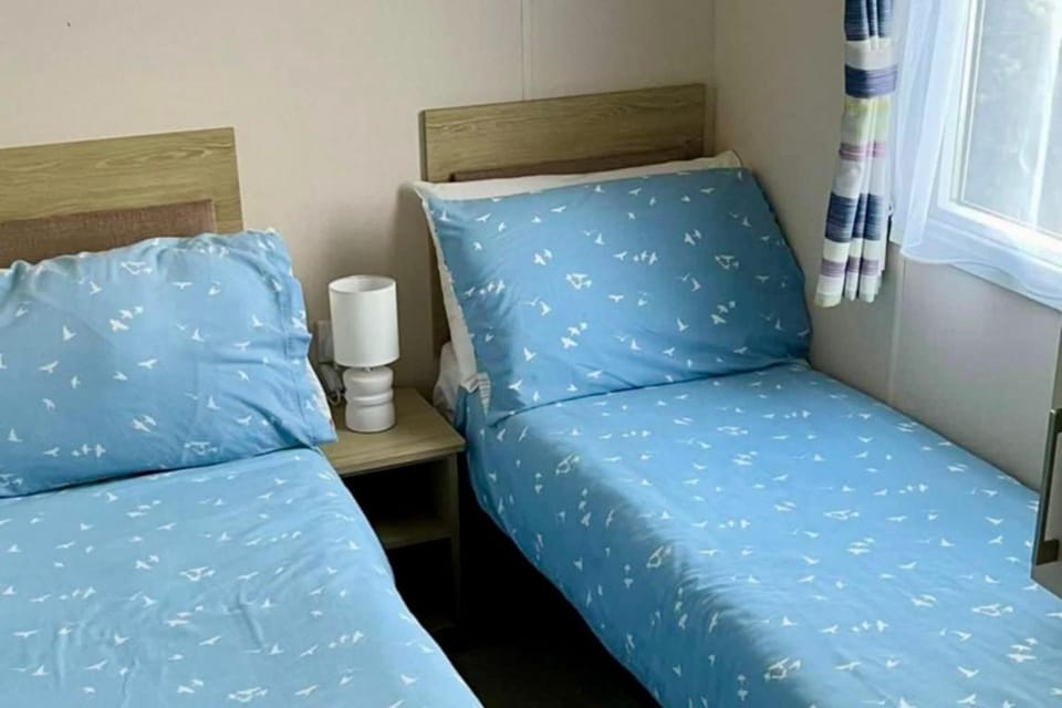 Bed, Living room, Photo of the whole room, Seating area, Bedroom