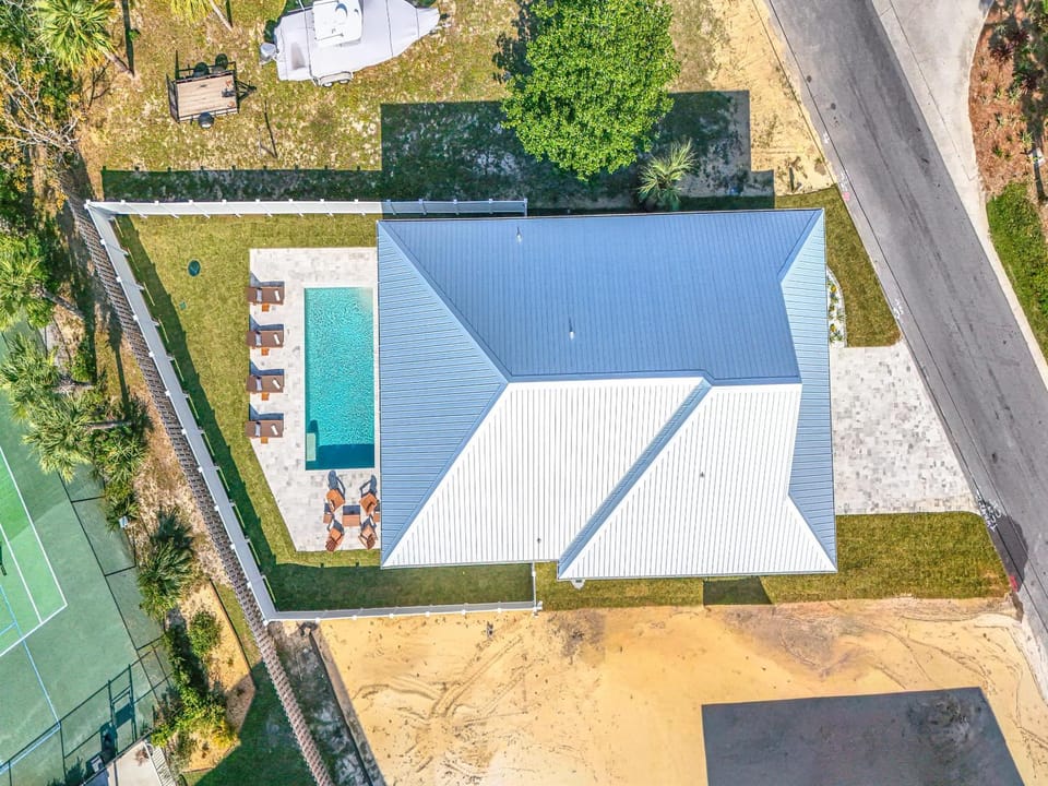 Property building, Bird's eye view, Garden, Swimming pool, Facility for disabled guests, Parking
