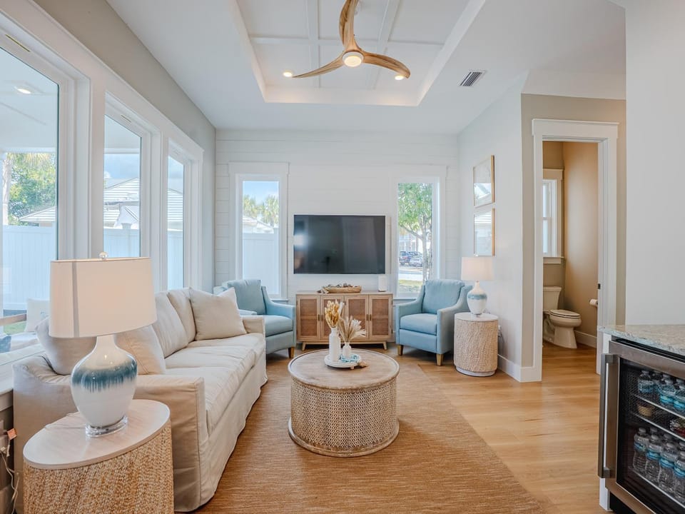 Toilet, TV and multimedia, Living room, Seating area, furniture