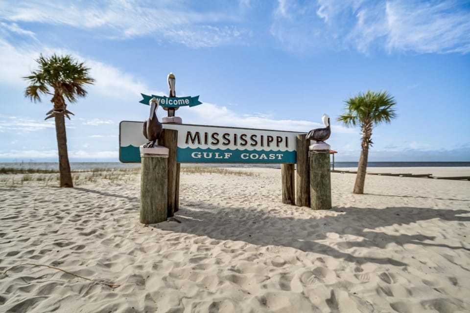 Walk to Biloxi Beach Fun! Chic & Updated Townhome House in Gulfport