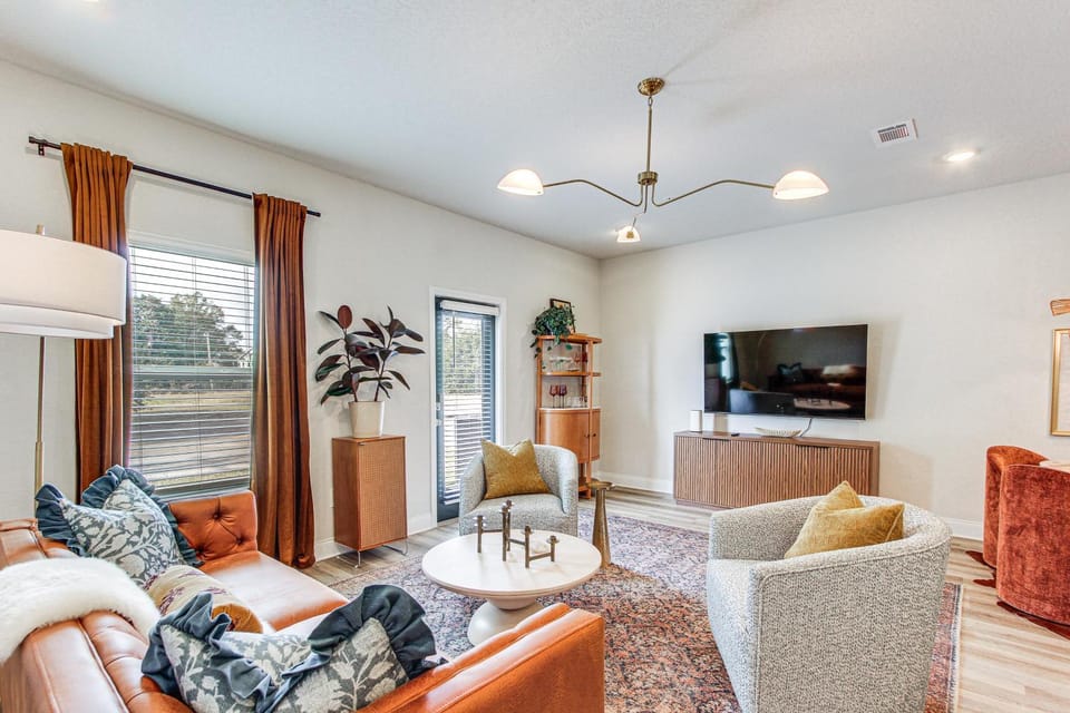 Walk to Biloxi Beach Fun! Chic & Updated Townhome House in Gulfport