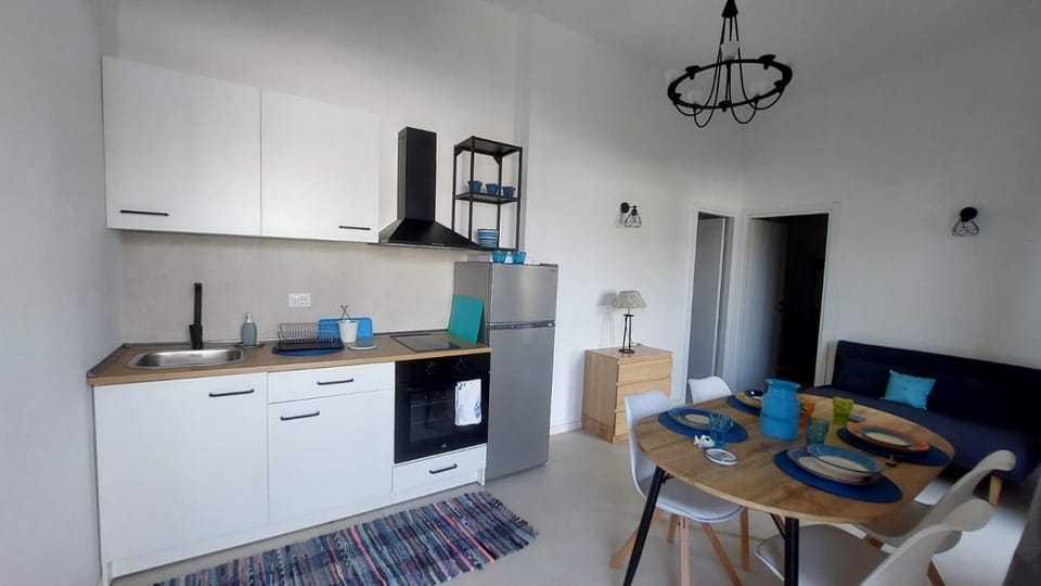 Kitchen or kitchenette, Dining area, stove
