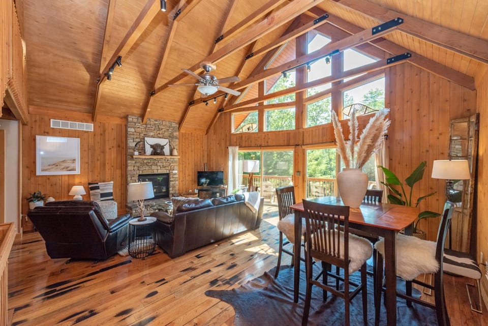 Bear Lodge by Railey Vacations House in Deep Creek Lake