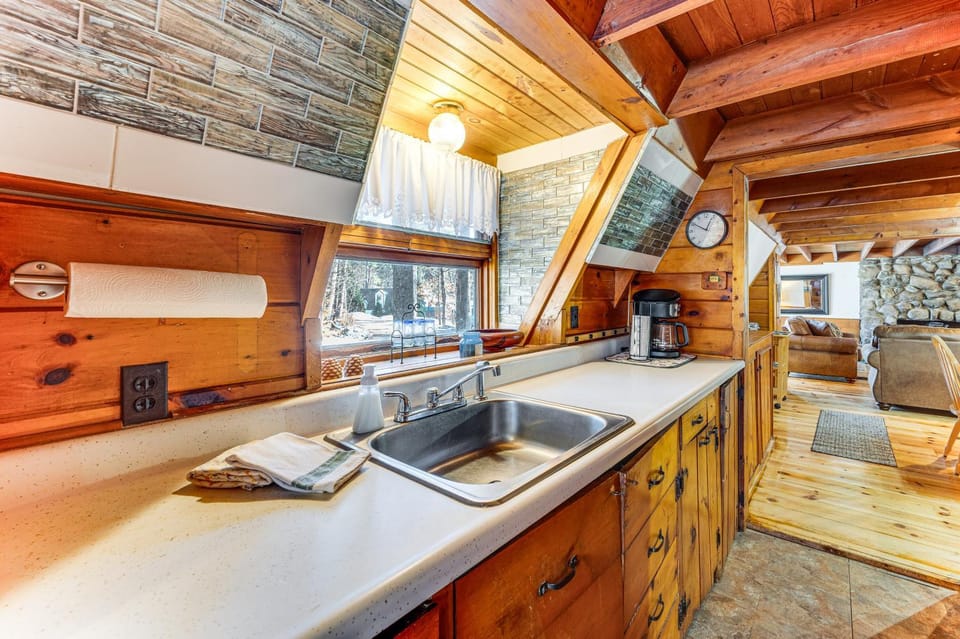 8 Mi to Cranmore Mtn Resort: A-Frame w/ Fire Pit House in Conway