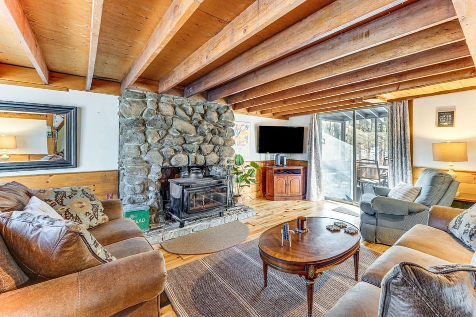8 Mi to Cranmore Mtn Resort: A-Frame w/ Fire Pit House in Conway