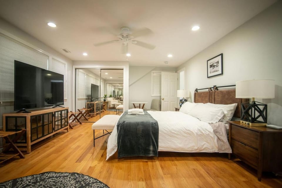Spacious Coastal Townhome Deck and Parking Apartment in Lynn