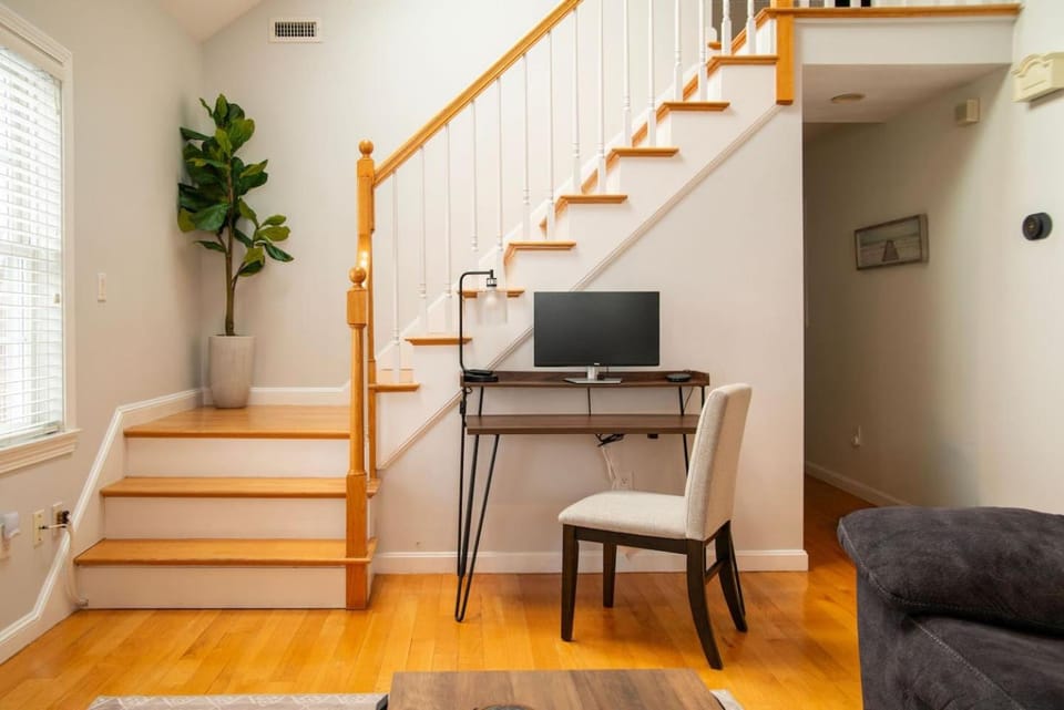Spacious Coastal Townhome Deck and Parking Apartment in Lynn