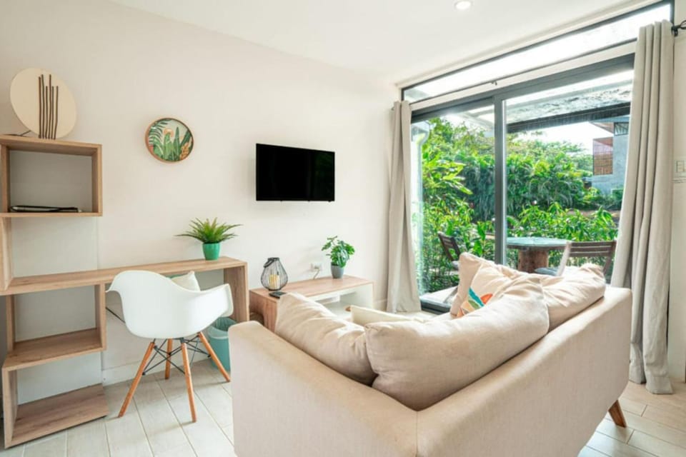 Garden, TV and multimedia, Living room, Seating area, Evening entertainment, Garden view
