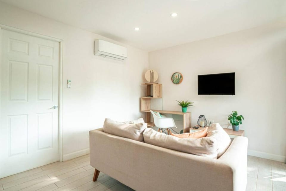 Peaceful 1BR Casita with Private Deck Near Tamarindo House in Tamarindo