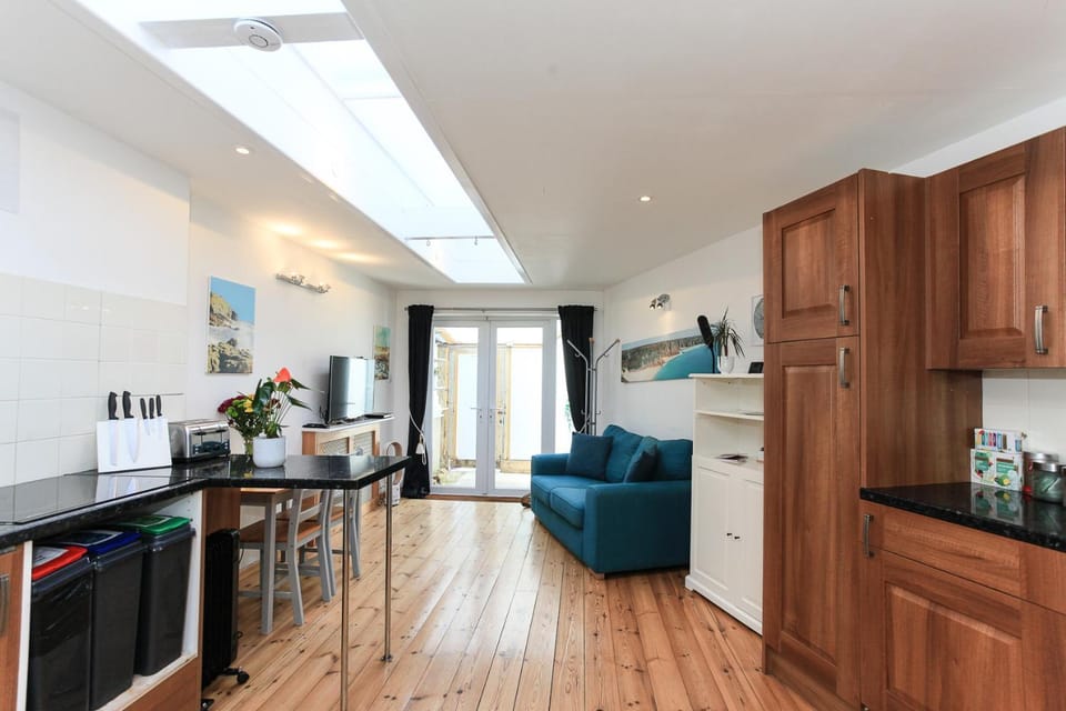 Kitchen or kitchenette, Living room, Seating area