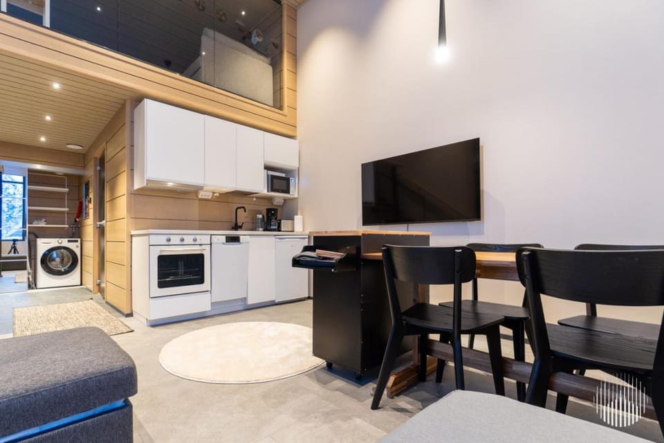 Communal lounge/ TV room, Kitchen or kitchenette, Living room, Seating area, Dining area, Evening entertainment
