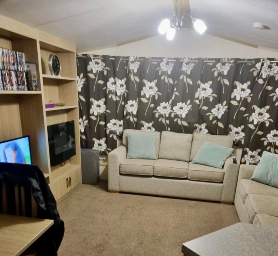 Communal lounge/ TV room, TV and multimedia, Living room, Evening entertainment