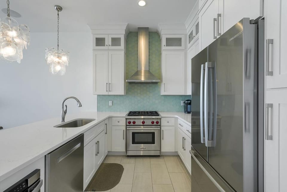 Esmeralda- Pet-Friendly Beachfront with Ocean Views, Rooftop Private Pool & Movie Theater House in Destin