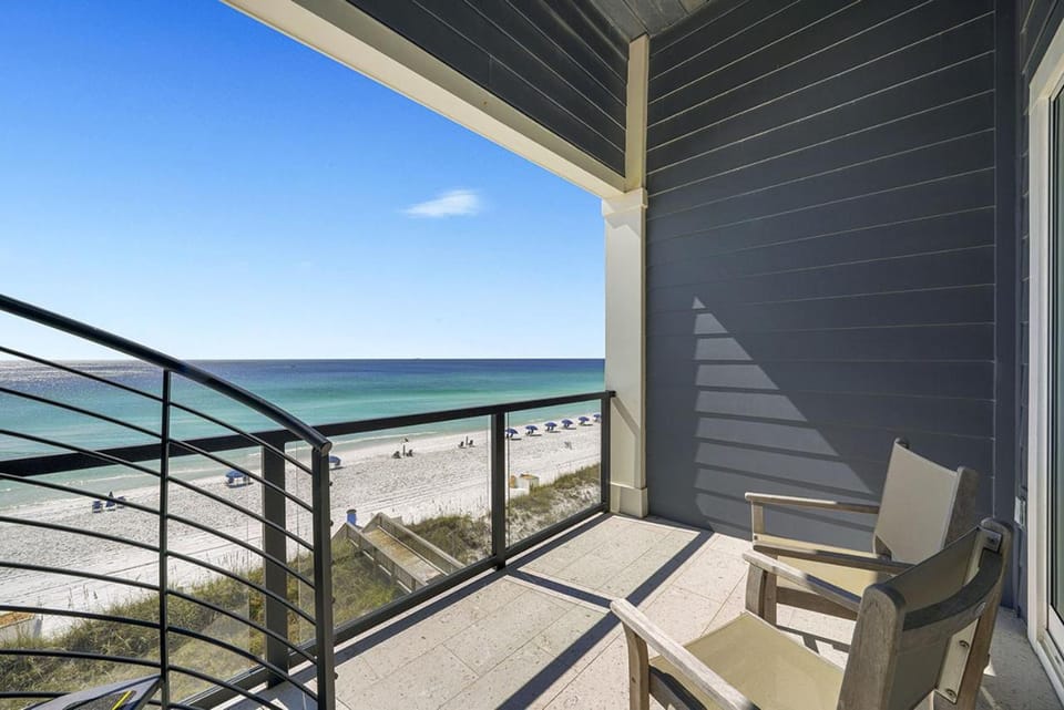 Esmeralda- Pet-Friendly Beachfront with Ocean Views, Rooftop Private Pool & Movie Theater House in Destin