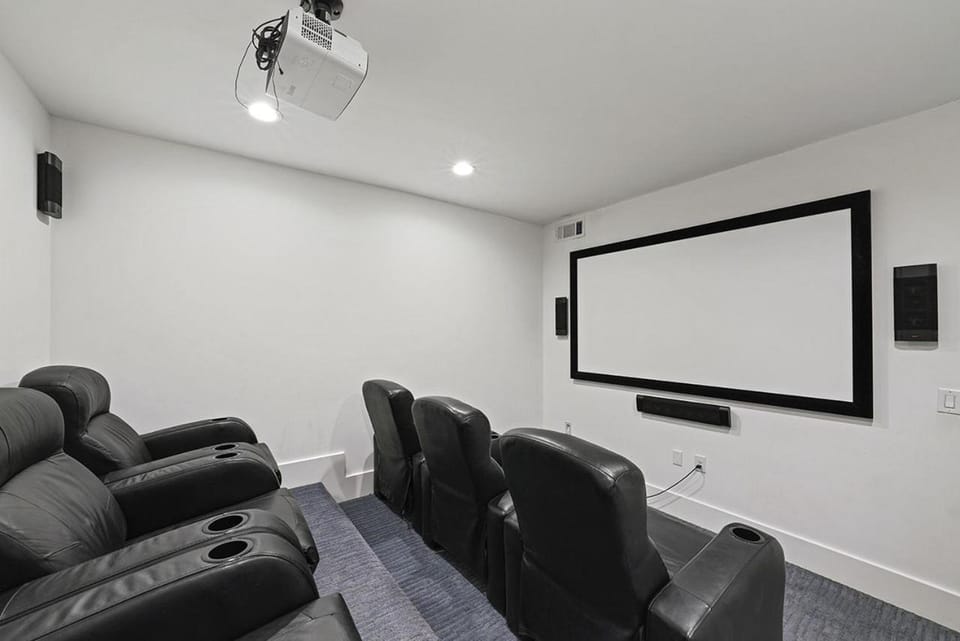 Esmeralda- Pet-Friendly Beachfront with Ocean Views, Rooftop Private Pool & Movie Theater House in Destin