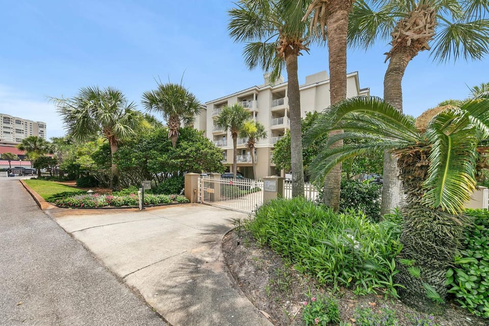 Grandview 202 - Gulf Front Home with Direct Beach Access & Shared Pool House in Miramar Beach