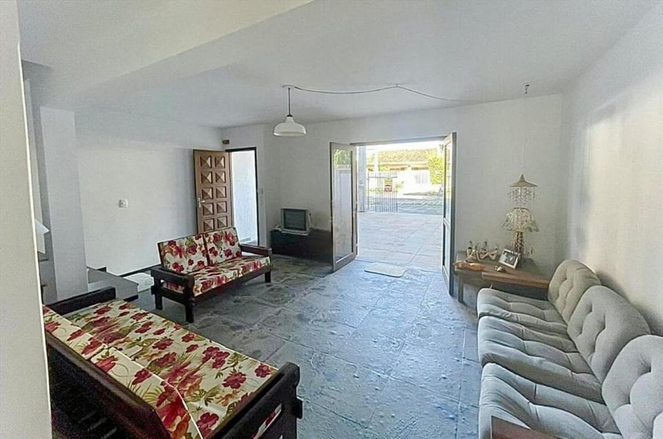 Triplex Townhouse 3 Blocks from the Central Beach House in Guaratuba