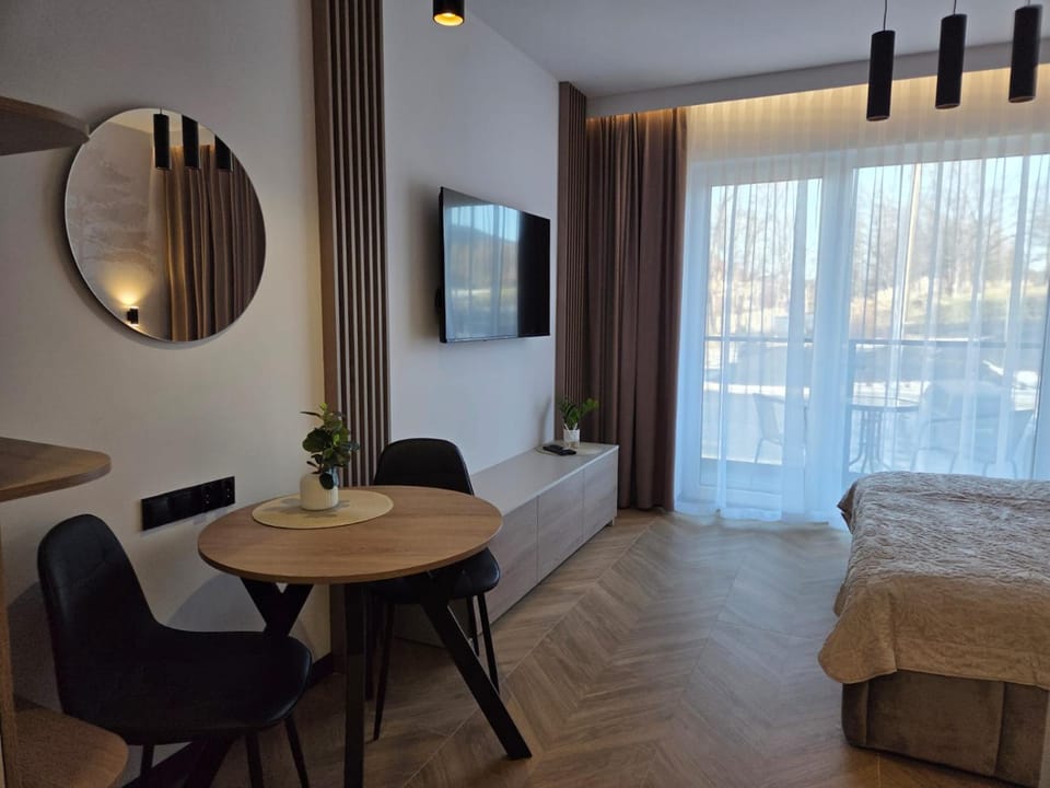 Bed, TV and multimedia, Living room, Photo of the whole room, Seating area, Dining area, Bedroom