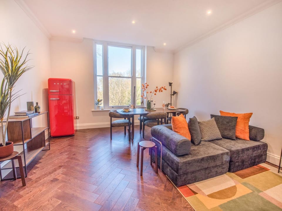Gated Mansion Apartment- Stylish, Quiet & Secure Apartment in Bromley