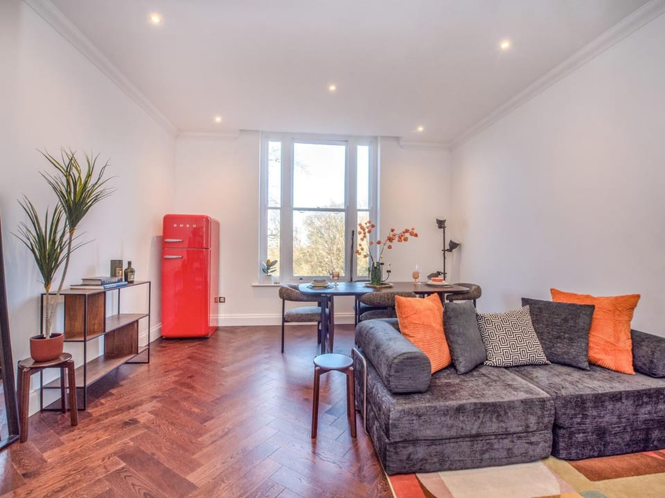 Gated Mansion Apartment- Stylish, Quiet & Secure Apartment in Bromley