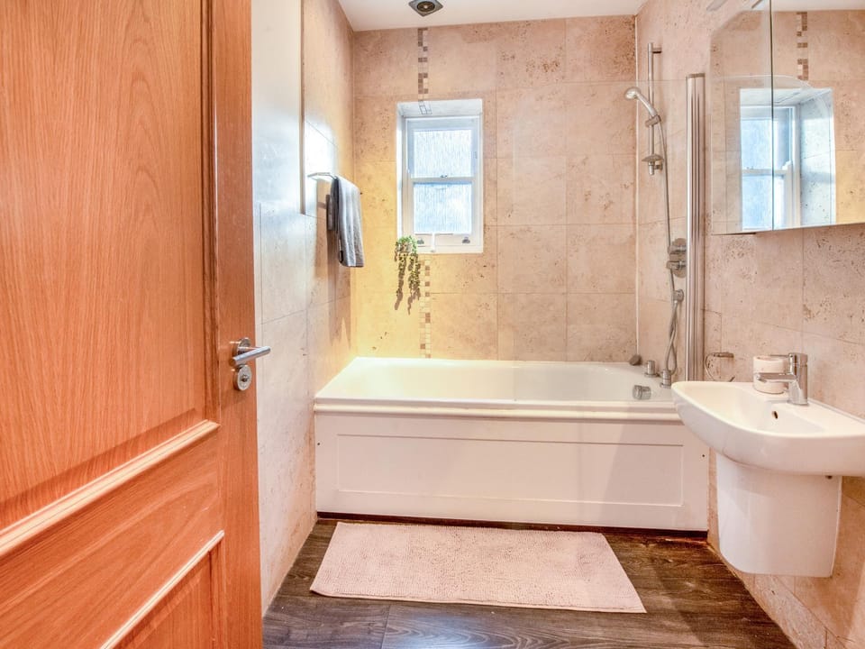 Gated Mansion Apartment- Stylish, Quiet & Secure Apartment in Bromley