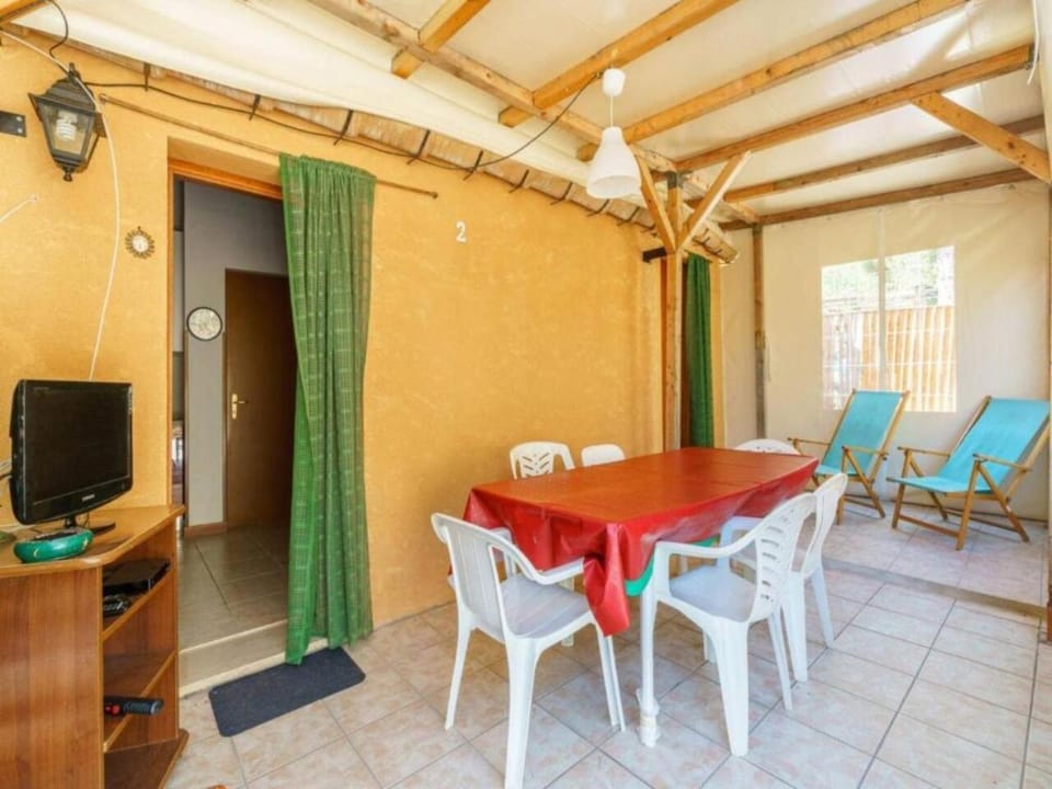 Patio, Communal lounge/ TV room, TV and multimedia, Living room, Seating area, Dining area