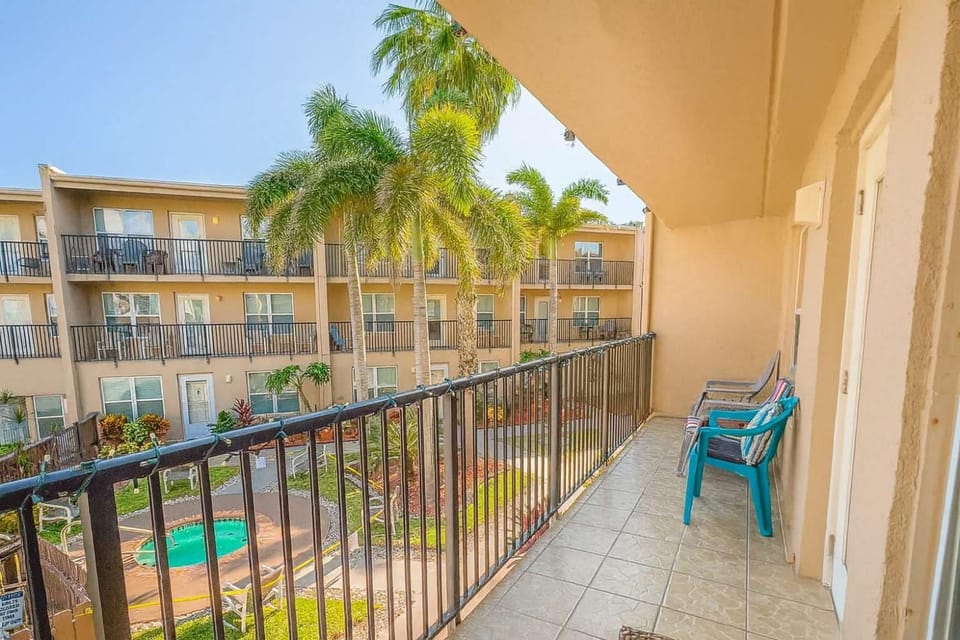 Cozy Family Retreat Steps to Beach Pool - Hot Apartment in South Padre Island