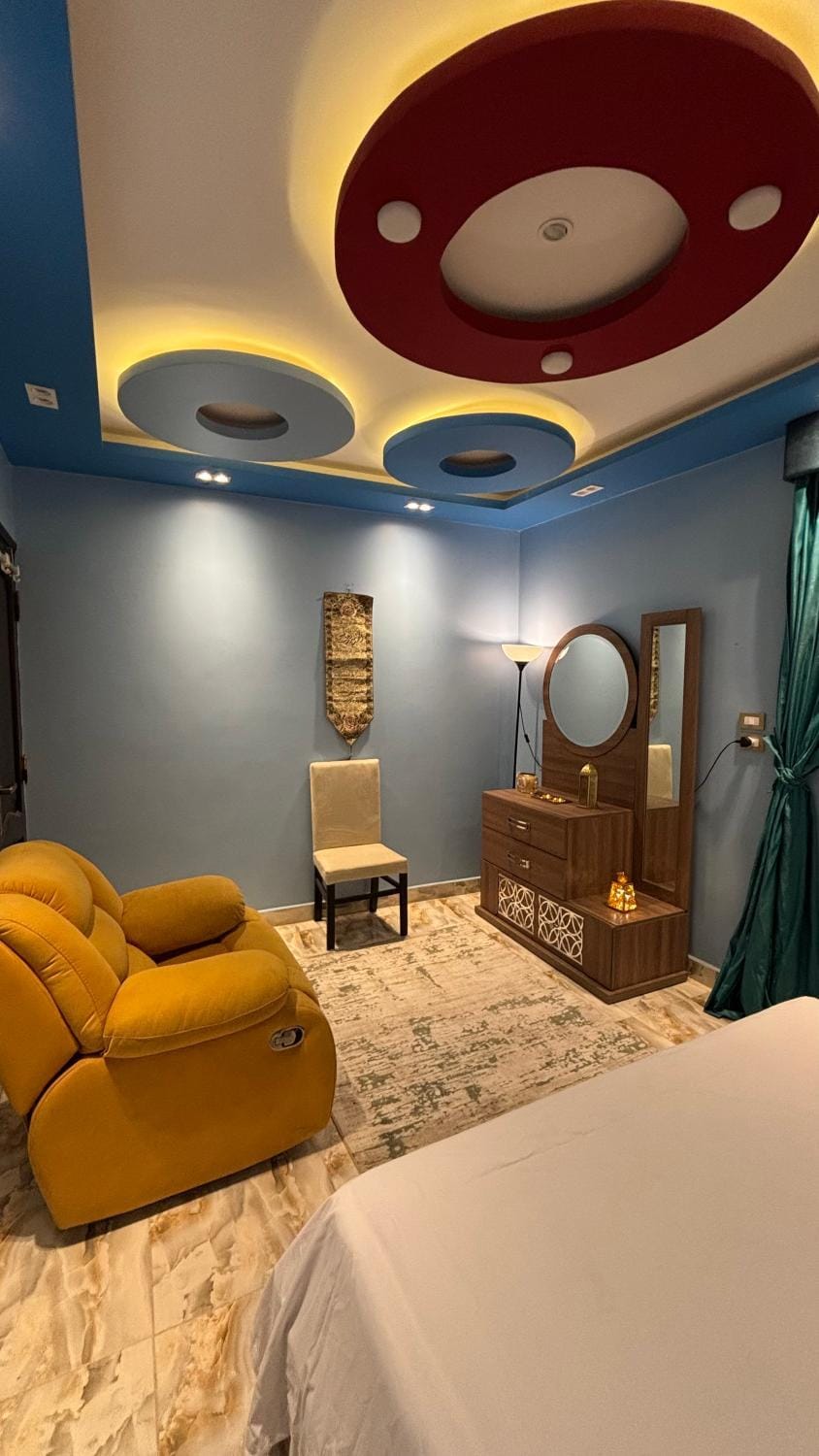 Bed, Seating area, Bedroom