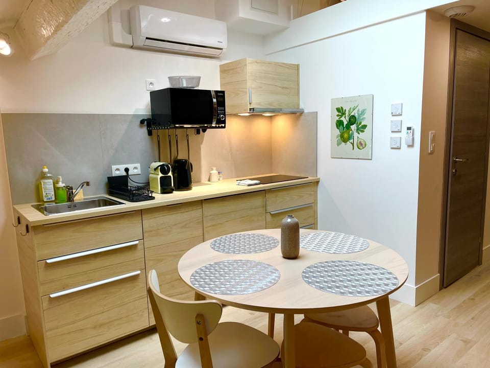 Coffee/tea facilities, oven, stove