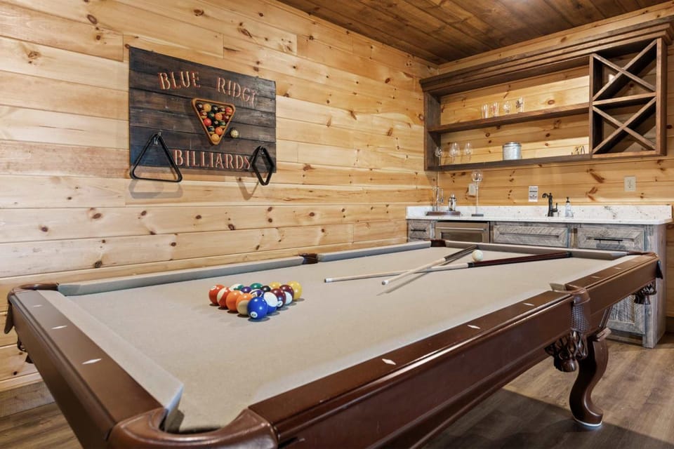 Stunning Views Sleeps 10 - Hot Tub - 2 Fireplaces House in Georgia
