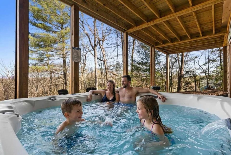 Stunning Views Sleeps 10 - Hot Tub - 2 Fireplaces House in Georgia