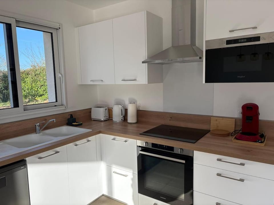 Coffee/tea facilities, dishwasher, microwave, stove, kitchen, kitchen