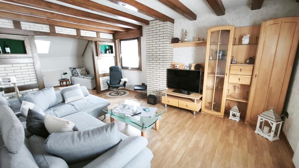 TV and multimedia, Living room, Seating area, Evening entertainment