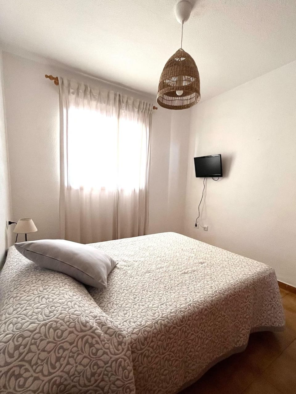 Bed, TV and multimedia, Bedroom
