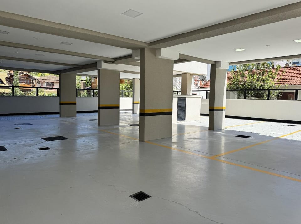 Invictus Residence 202 - Apartamento amplo com ar-condicionado em todos os ambientes, localizado próximo a comércios e a 250 metros da praia. Apartment in Florianopolis