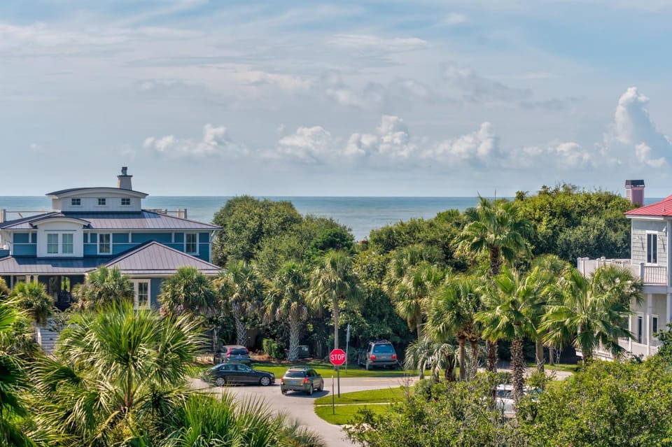 Whispering Palms- The Perfect Beach House! Elevator, Close to Beach House in Isle of Palms