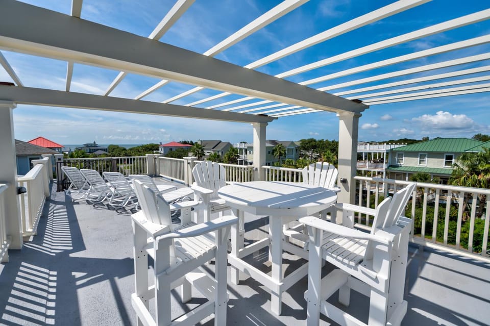 Whispering Palms- The Perfect Beach House! Elevator, Close to Beach House in Isle of Palms