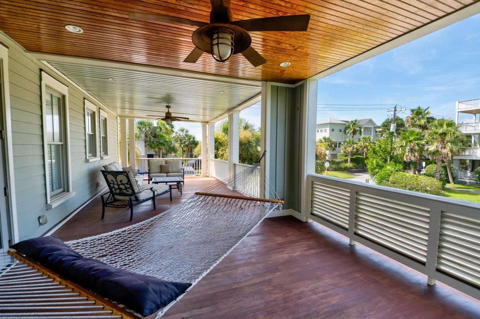 Whispering Palms- The Perfect Beach House! Elevator, Close to Beach House in Isle of Palms