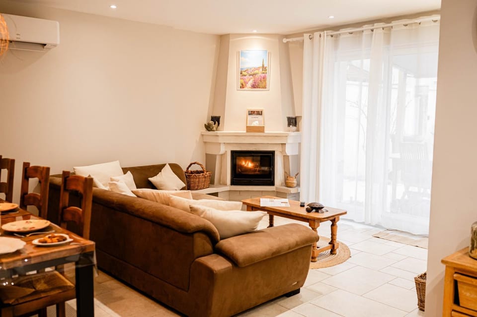 Communal lounge/ TV room, Living room, Seating area, fireplace
