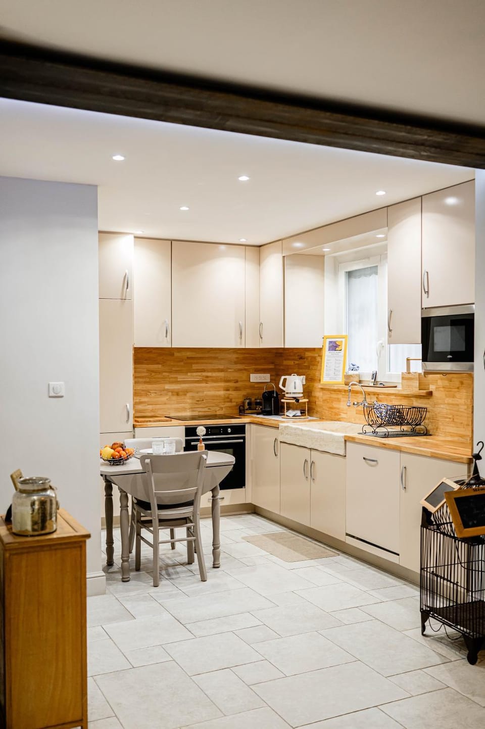 Coffee/tea facilities, dishwasher, microwave, oven, stove, kitchen