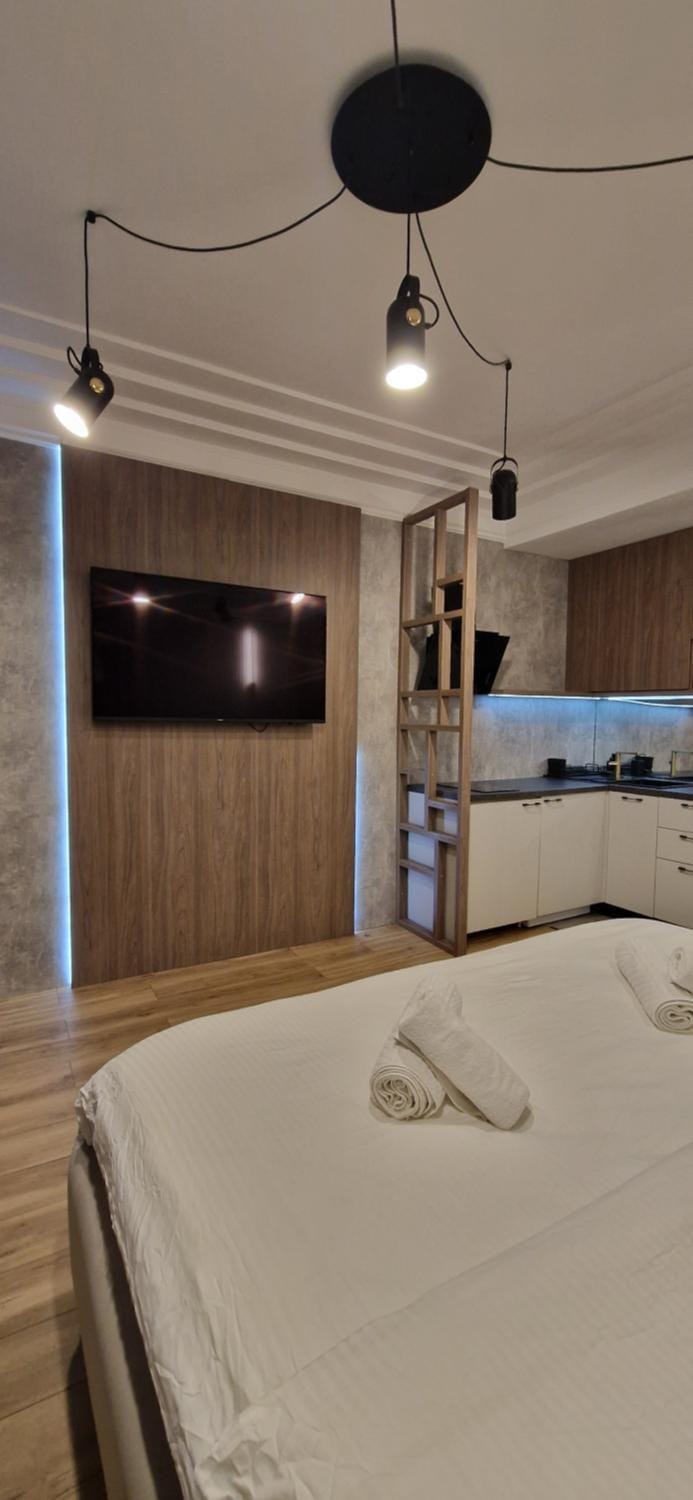 Bed, TV and multimedia, Bedroom, towels